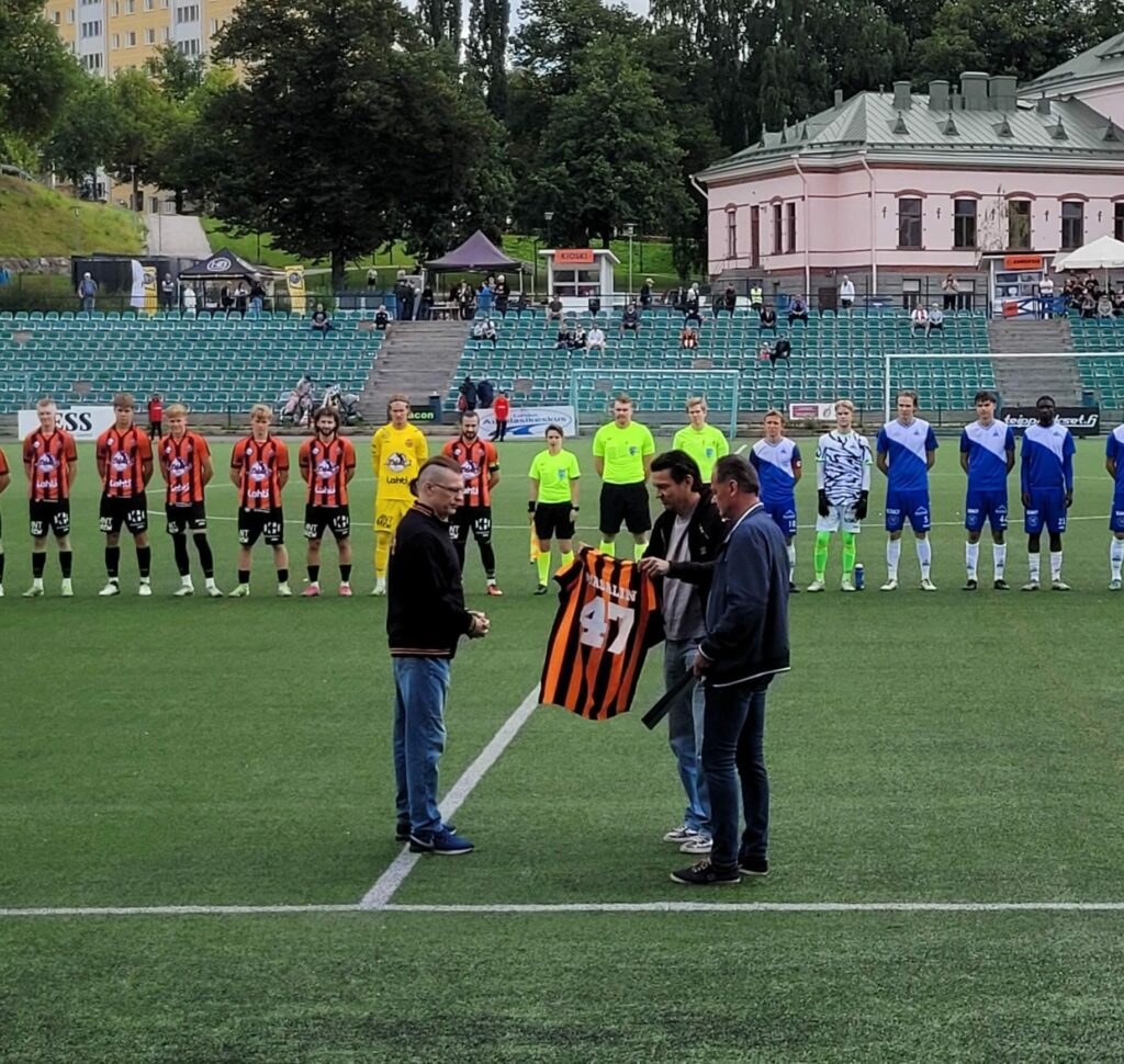 Reippaan puheenjohtaja Mike Suviranta ja Jari Litmanen luovuttavat kuvassa muistopaidan Pekan pojalle Harri Masalinille  perheineen, Kisapuiston osoittaessa suosiota seisaaltaan Pekka Masalinille. Pekan musiikki tulee elämään viirupaitayhteisössä voimakkaana edelleen